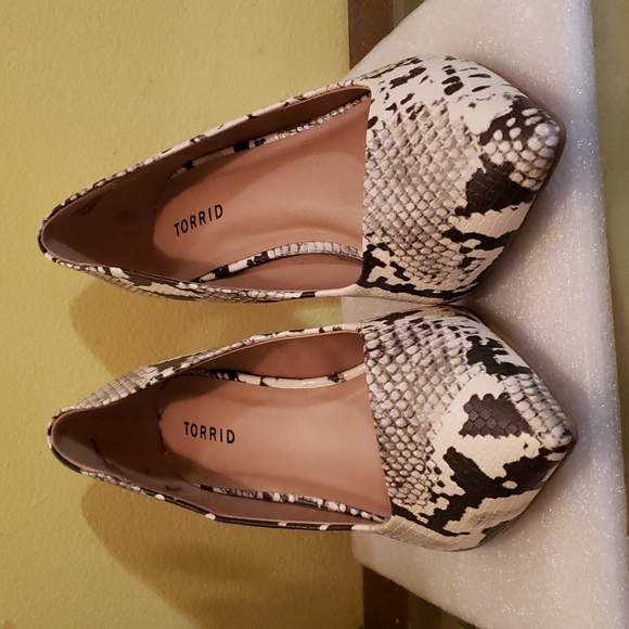Torrid Grey Snakeskin Print Faux Leather Pointed Toe Pump - Picture 2 of 4